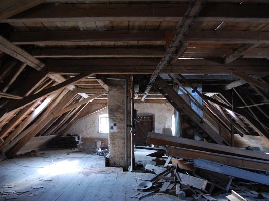 Gut Freiham Wirtschaft und Wohnungen Bild Holzscheune innen Dach