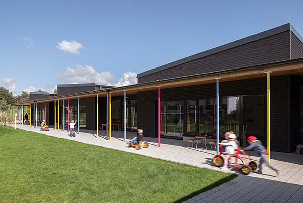 Haus für Kinder Kindergarten Neuburg Aussenbereich Terrasse
